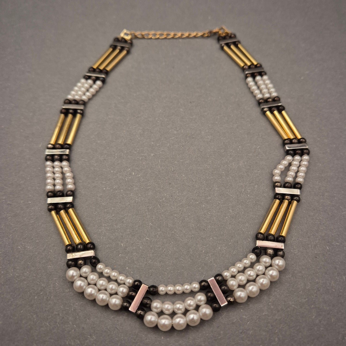 Statement Collier – Mehrreihige Perlenkette mit Gold-Elementen