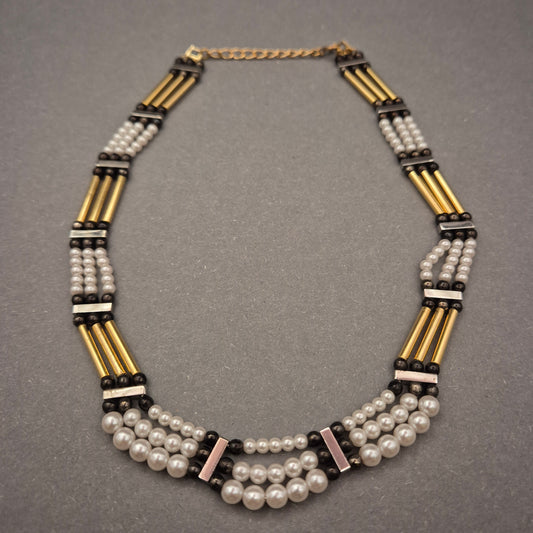 Statement Collier – Mehrreihige Perlenkette mit Gold-Elementen