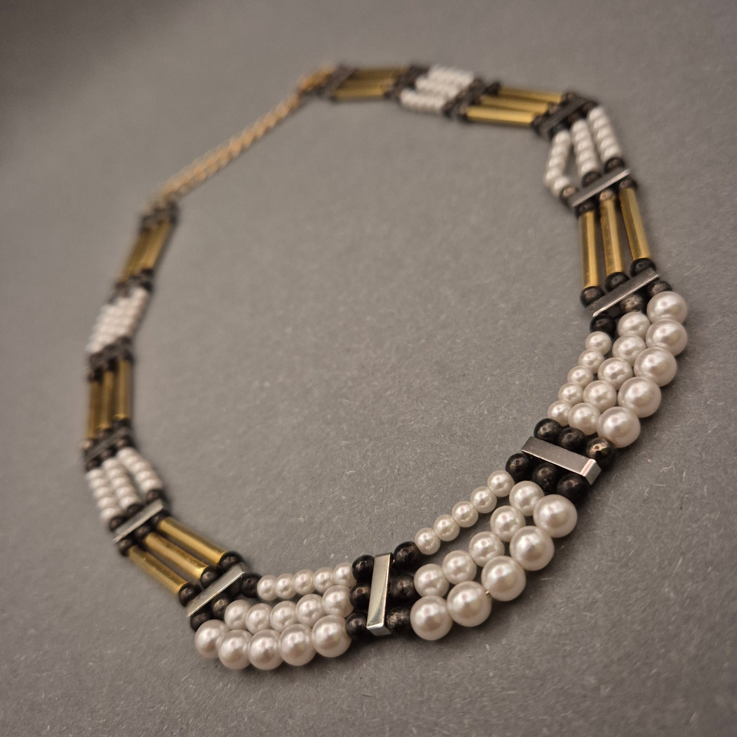 Statement Collier – Mehrreihige Perlenkette mit Gold-Elementen