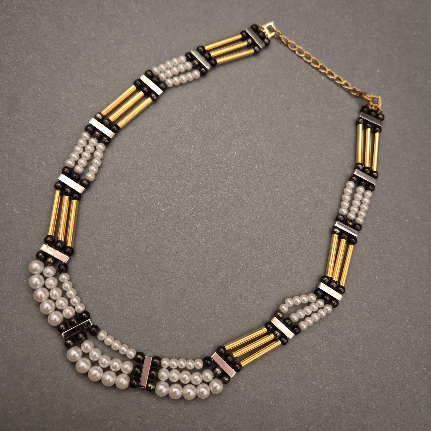 Statement Collier – Mehrreihige Perlenkette mit Gold-Elementen