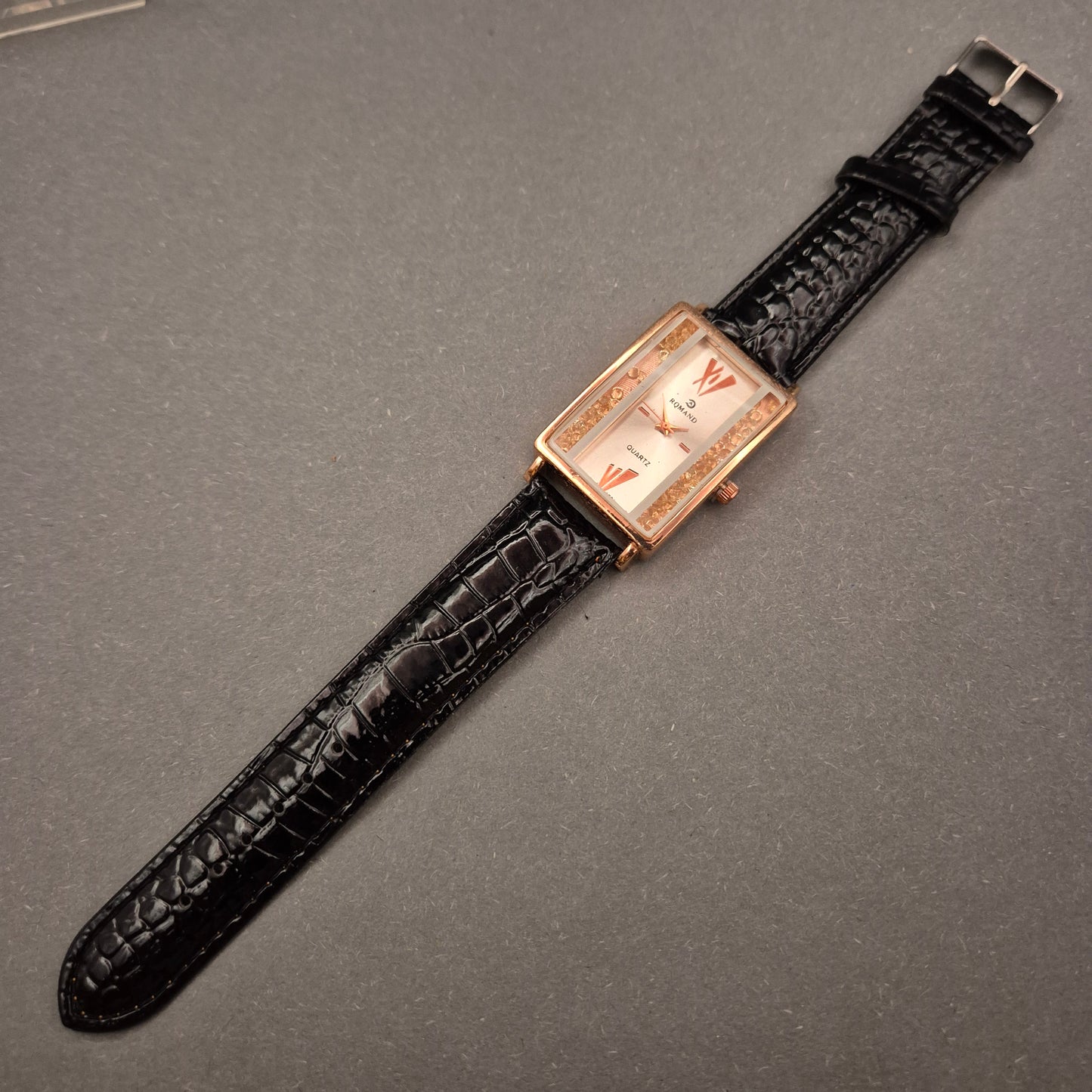 Elegante ROMAND Damen Uhr – Roségold & Seitenbesatz