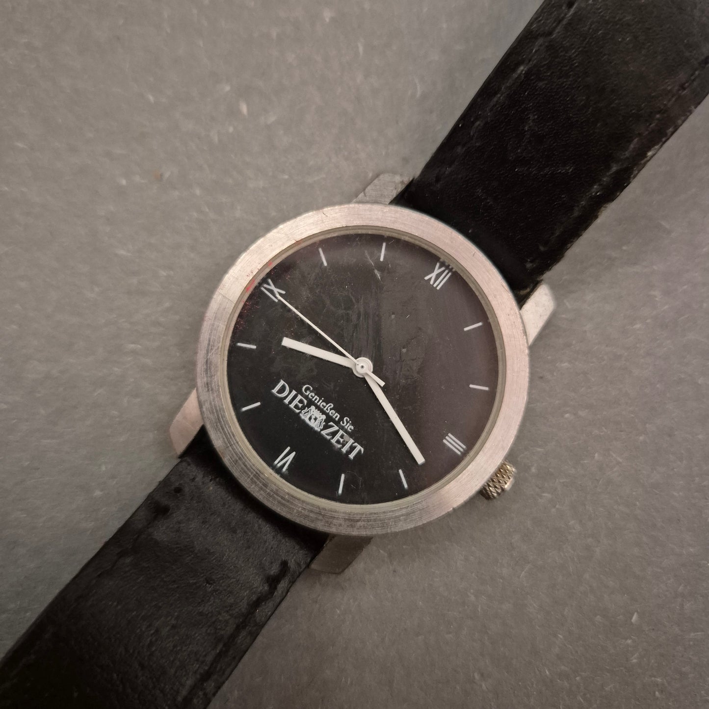 Minimalistische Herren Uhr – Schwarzes Zifferblatt und Slogan