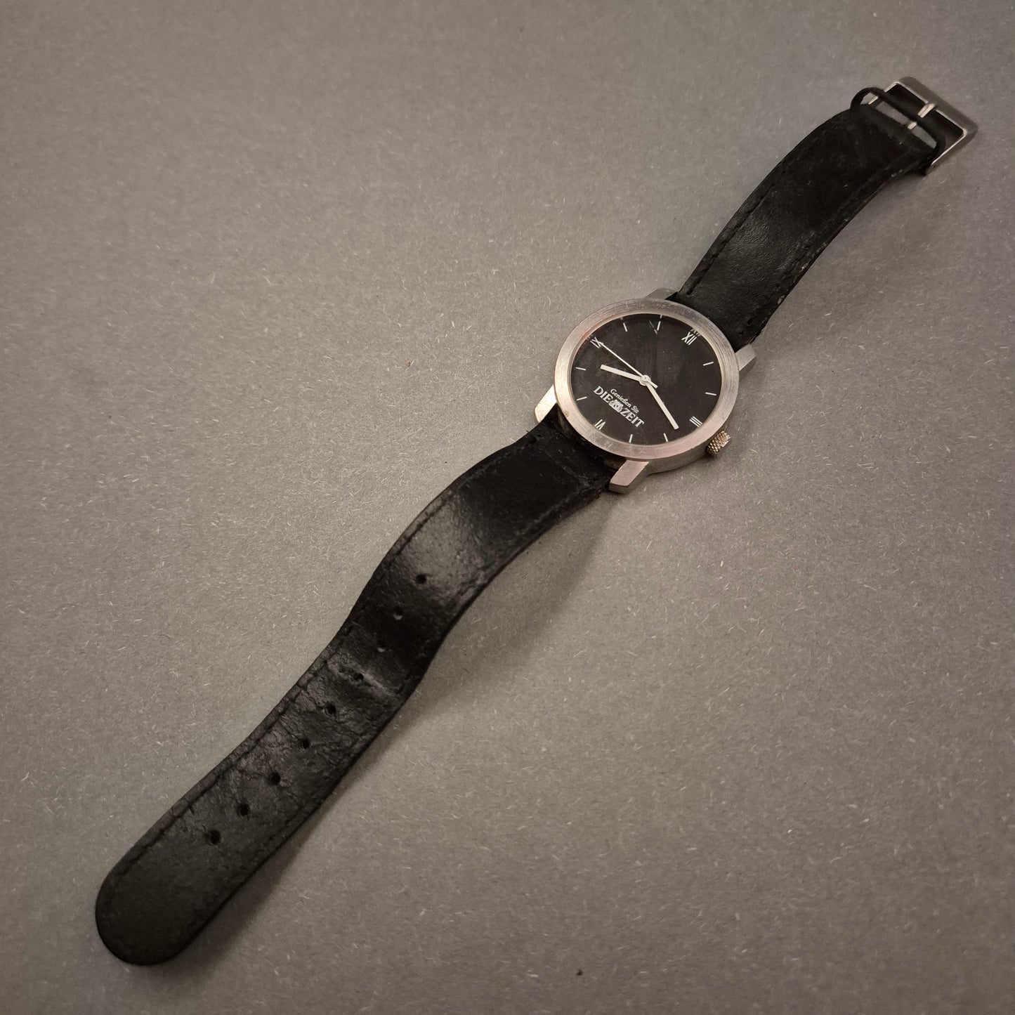 Minimalistische Herren Uhr – Schwarzes Zifferblatt und Slogan