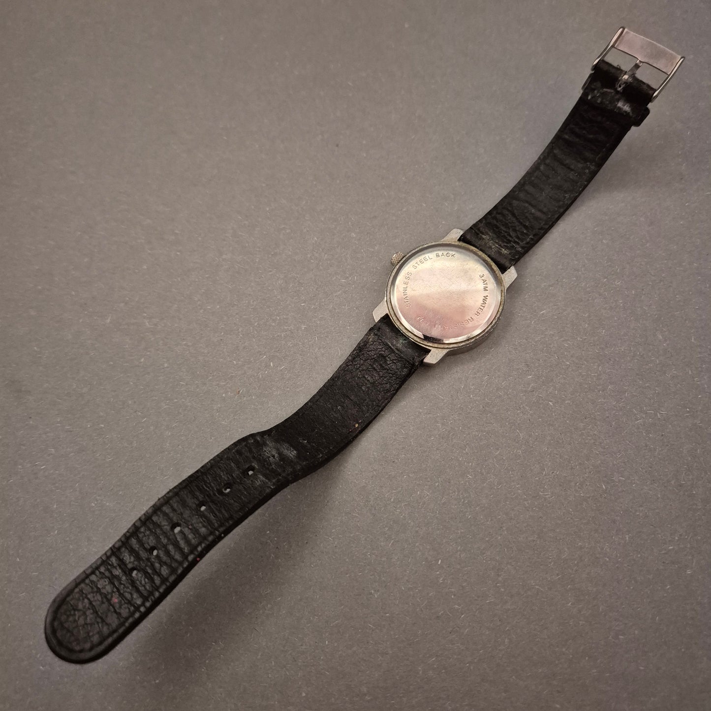 Minimalistische Herren Uhr – Schwarzes Zifferblatt und Slogan