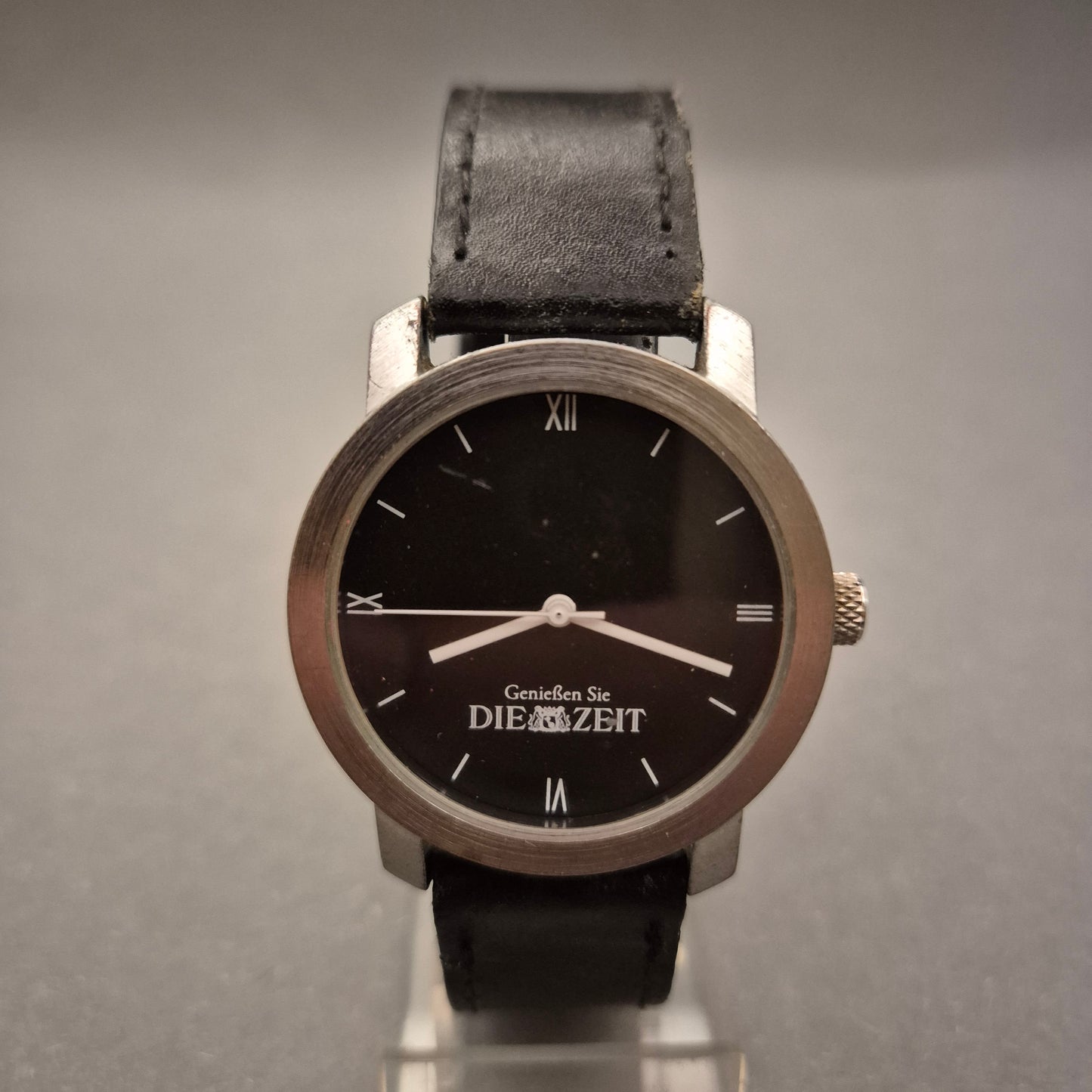Minimalistische Herren Uhr – Schwarzes Zifferblatt und Slogan