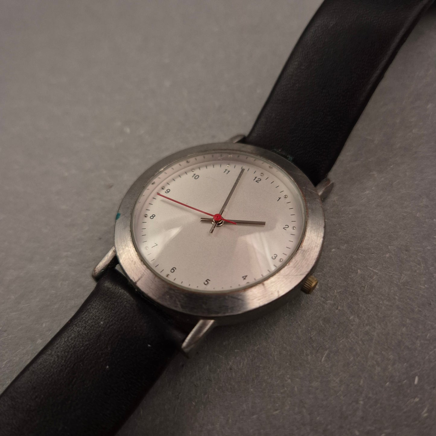 Schlichte Herren Uhr – Weißes Zifferblatt mit rotem Akzent