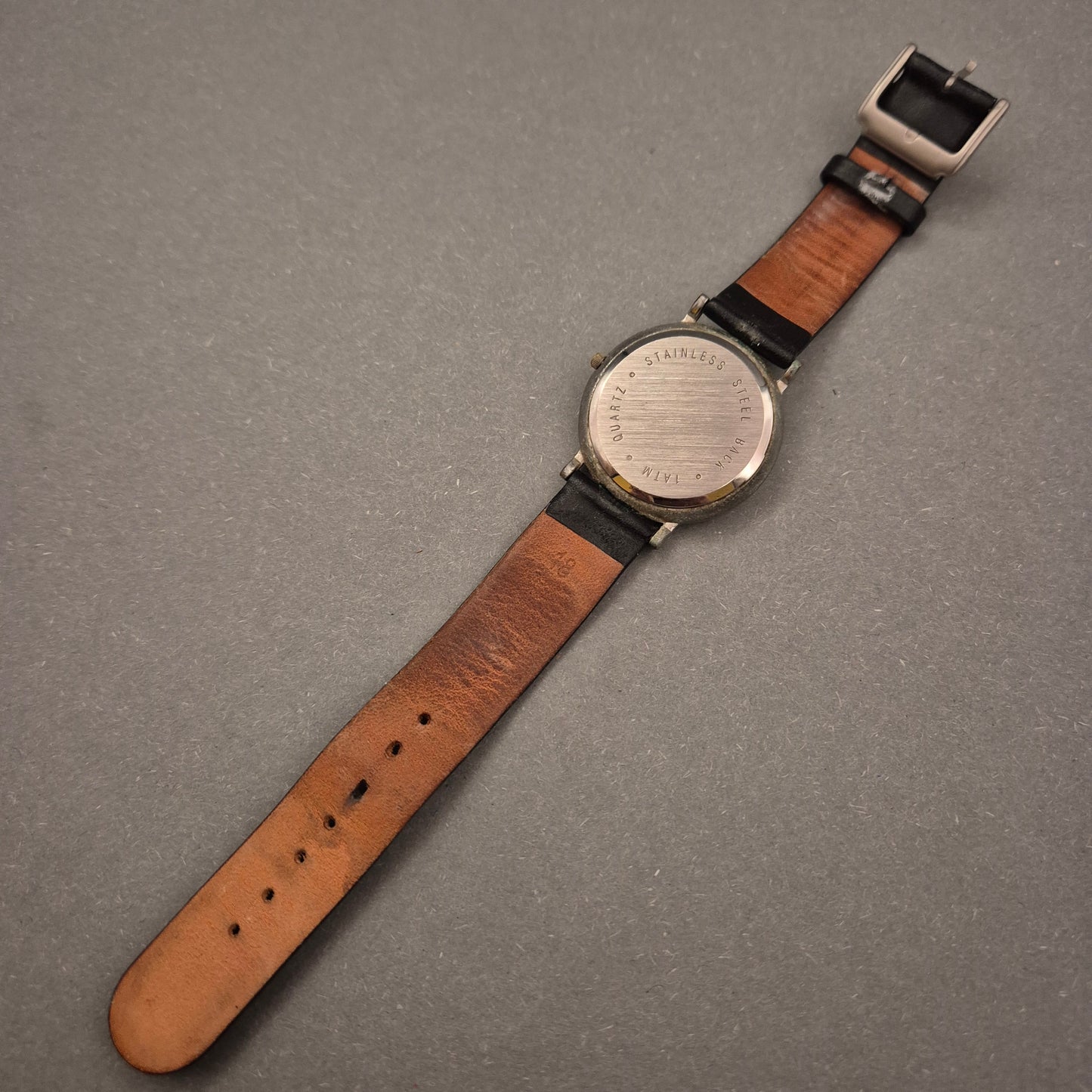 Schlichte Herren Uhr – Weißes Zifferblatt mit rotem Akzent