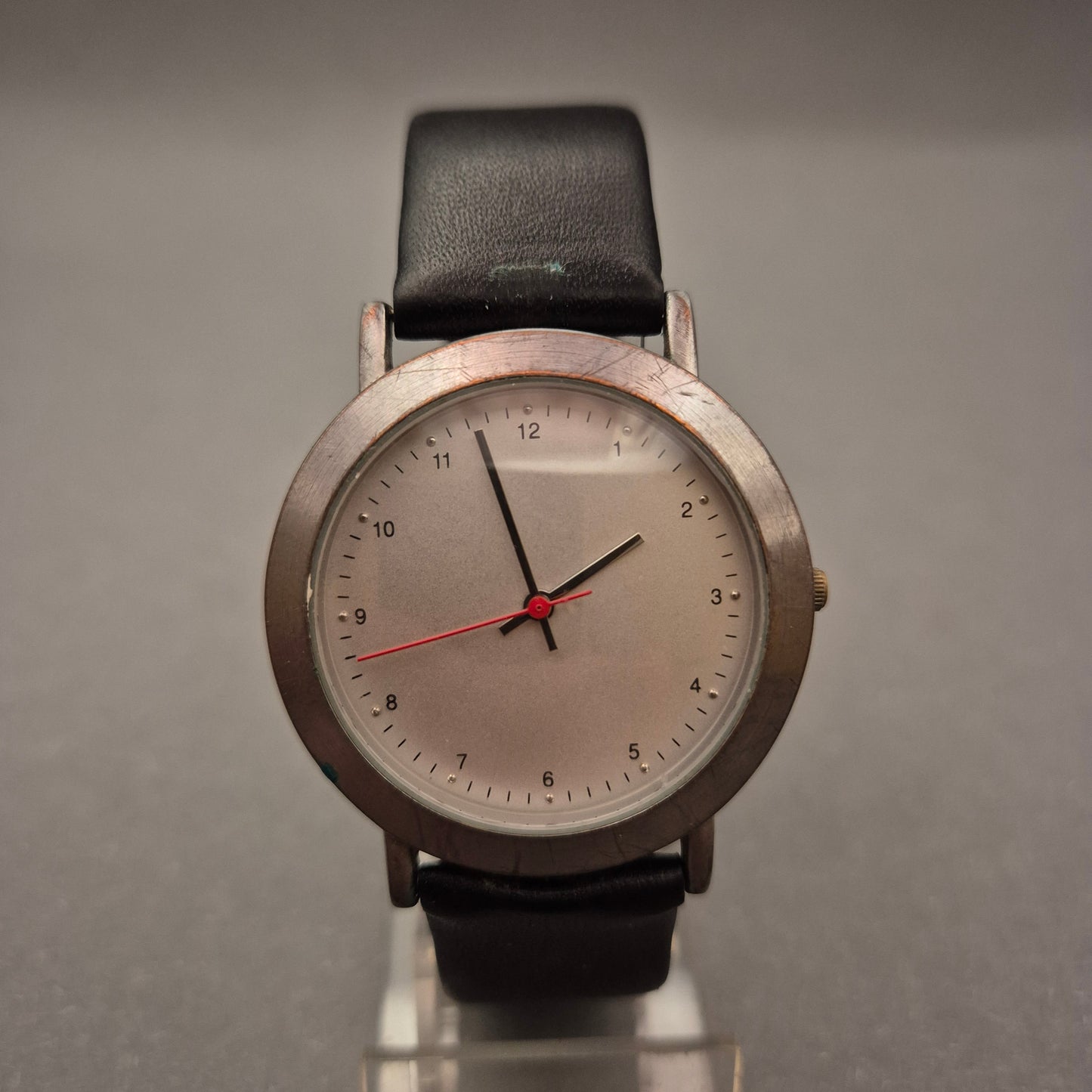 Schlichte Herren Uhr – Weißes Zifferblatt mit rotem Akzent