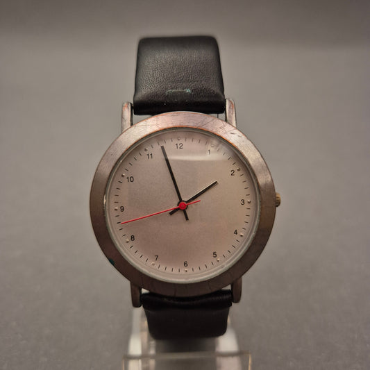 Schlichte Herren Uhr – Weißes Zifferblatt mit rotem Akzent