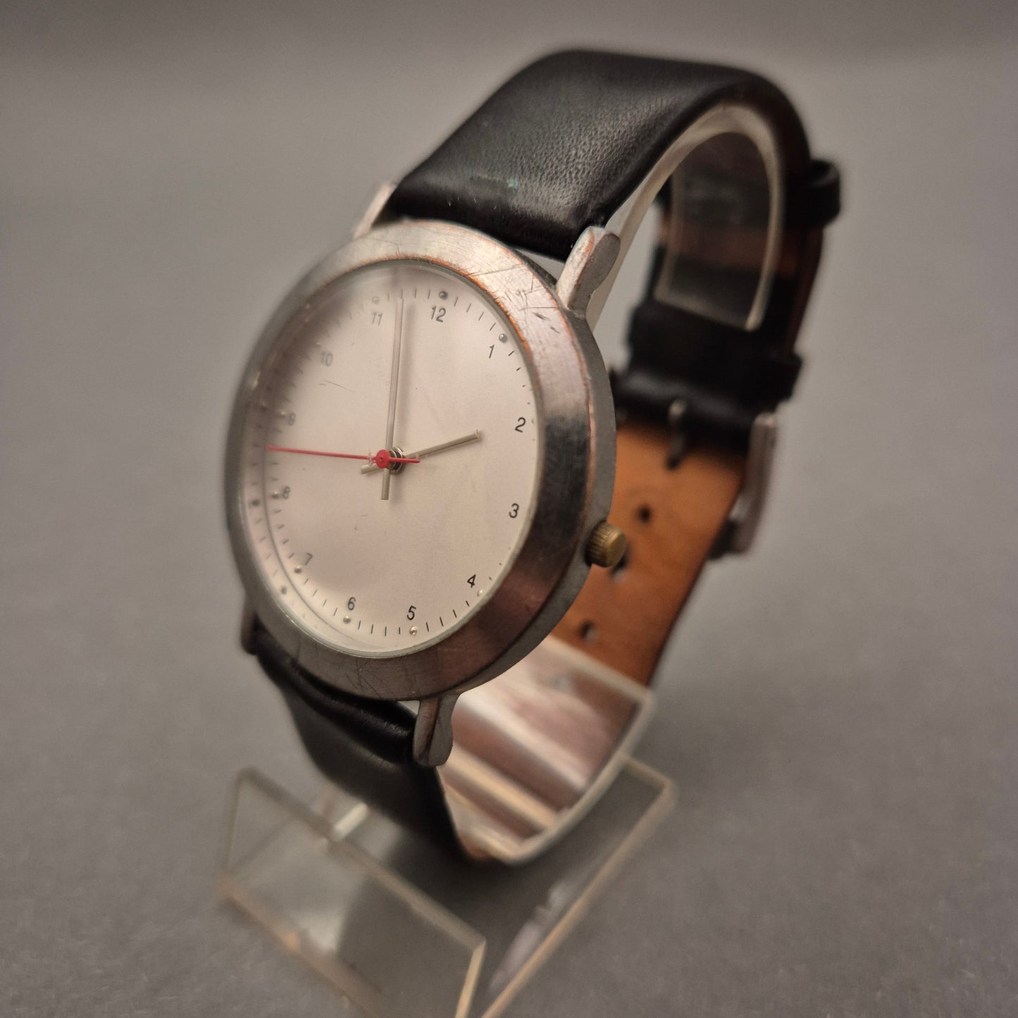 Schlichte Herren Uhr – Weißes Zifferblatt mit rotem Akzent