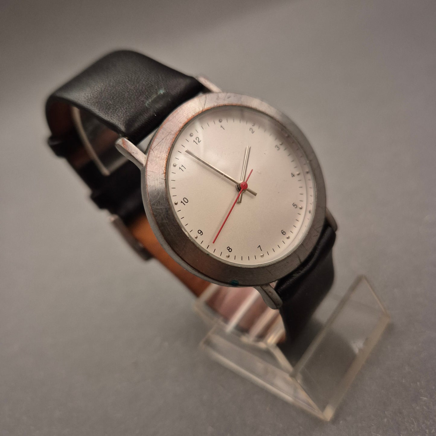 Schlichte Herren Uhr – Weißes Zifferblatt mit rotem Akzent