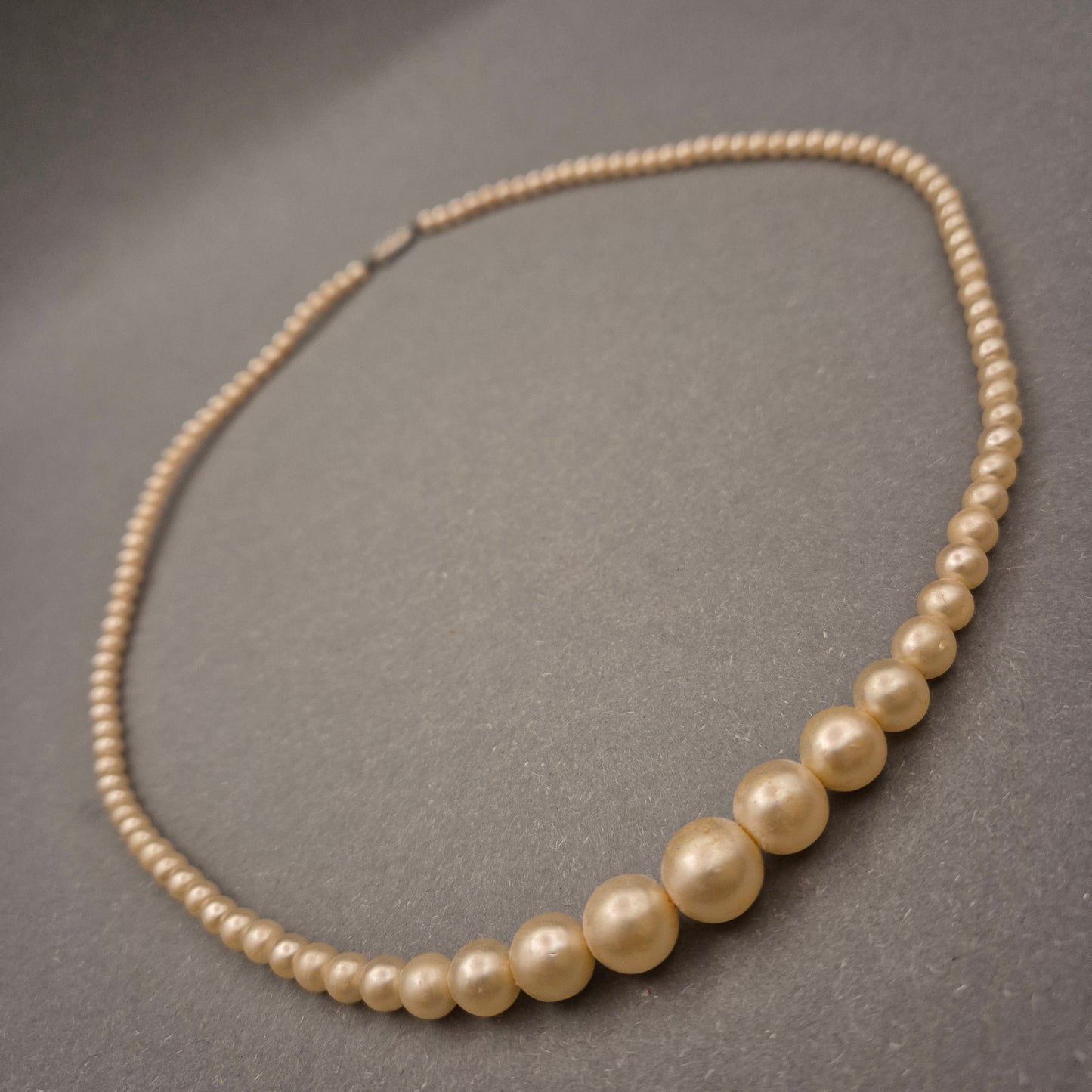 Elegante Perlenkette – Verlaufende Perlen für Vintage-Charme