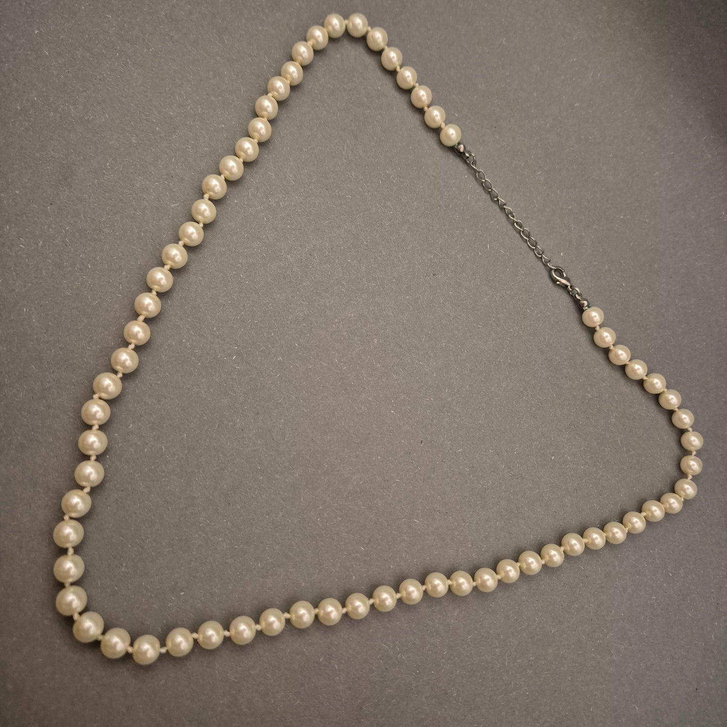 Klassische Damen Perlenkette – Zeitlose Eleganz in Creme