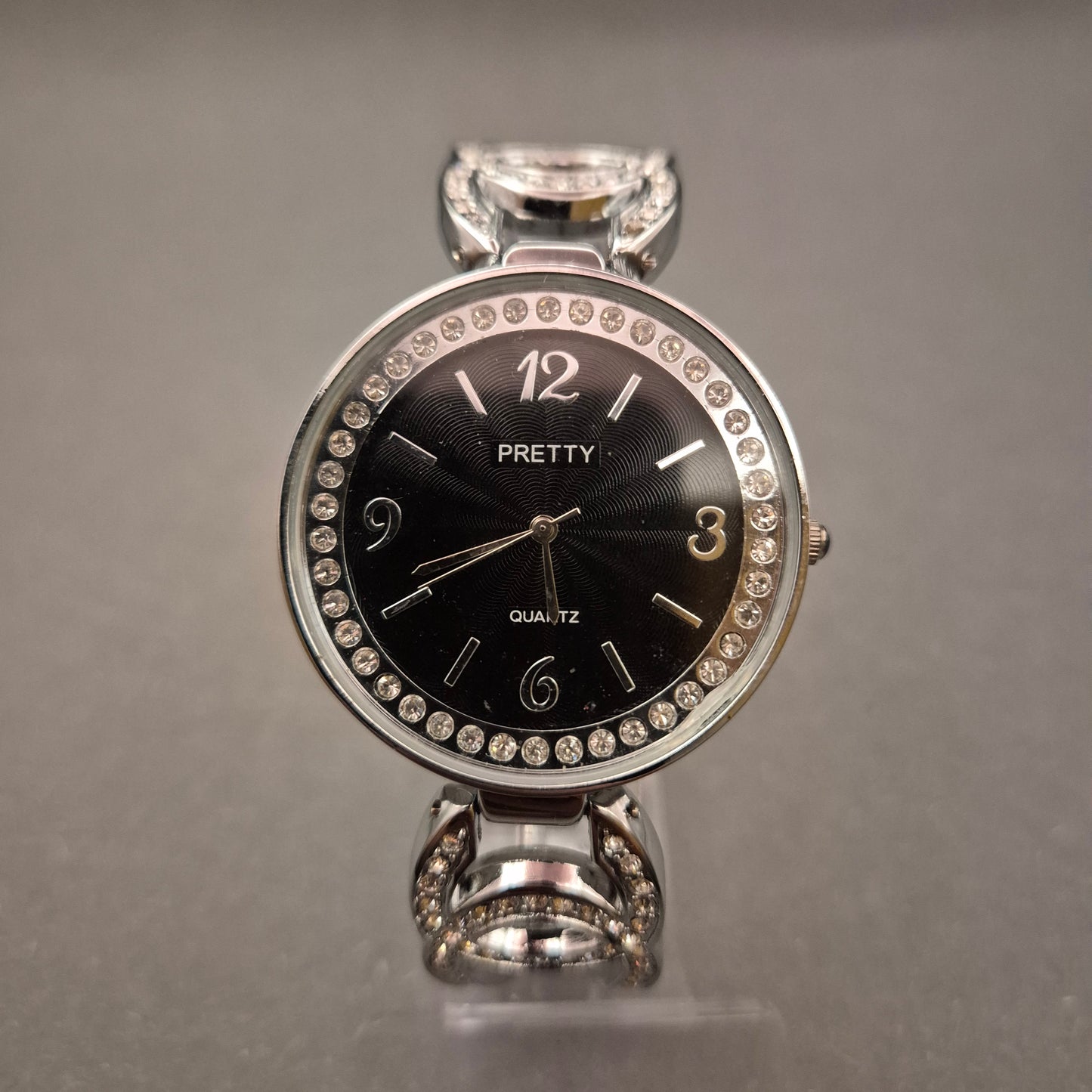 Glamouröse PRETTY Damen Uhr – Schwarzes Zifferblatt & Steinarmband