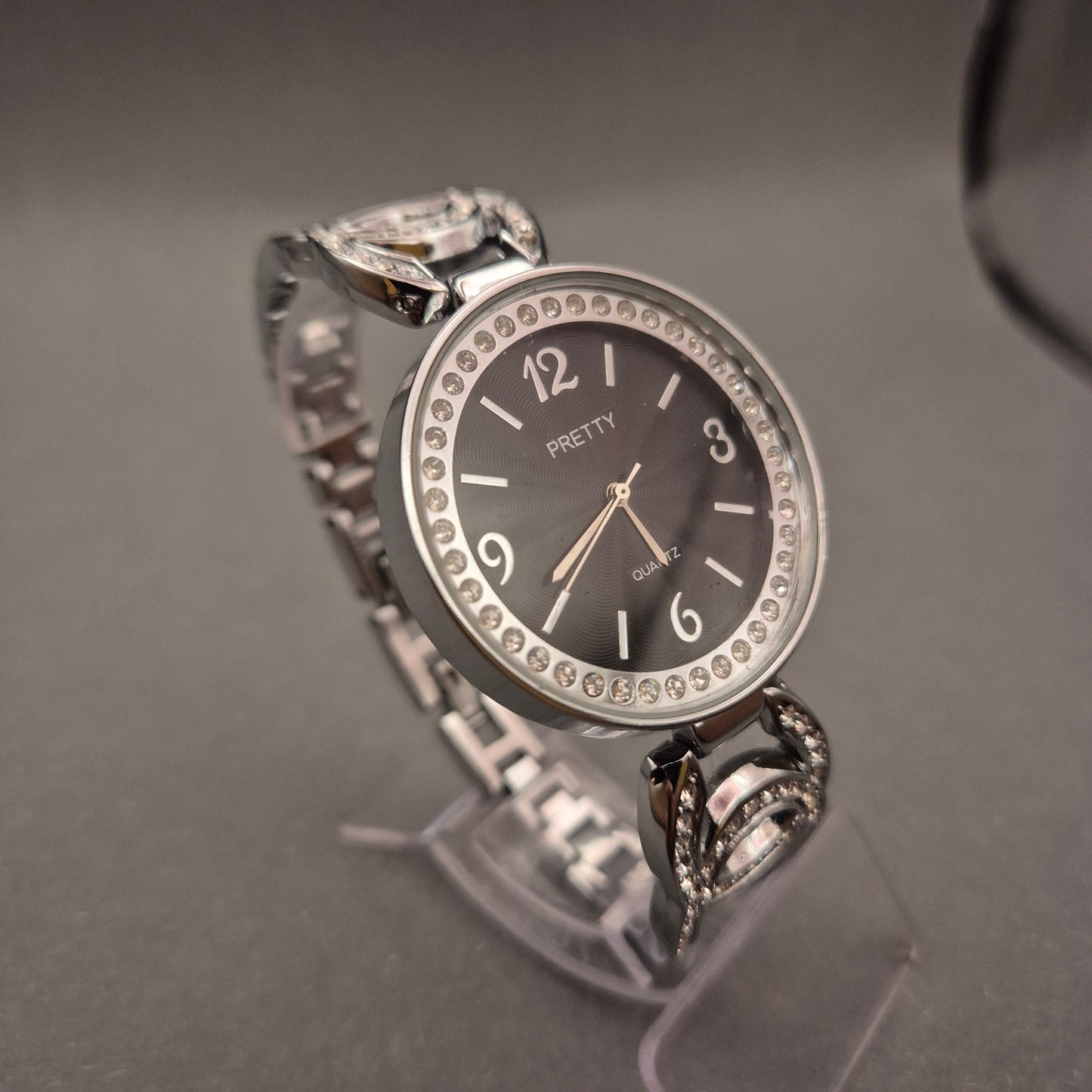 Glamouröse PRETTY Damen Uhr – Schwarzes Zifferblatt & Steinarmband