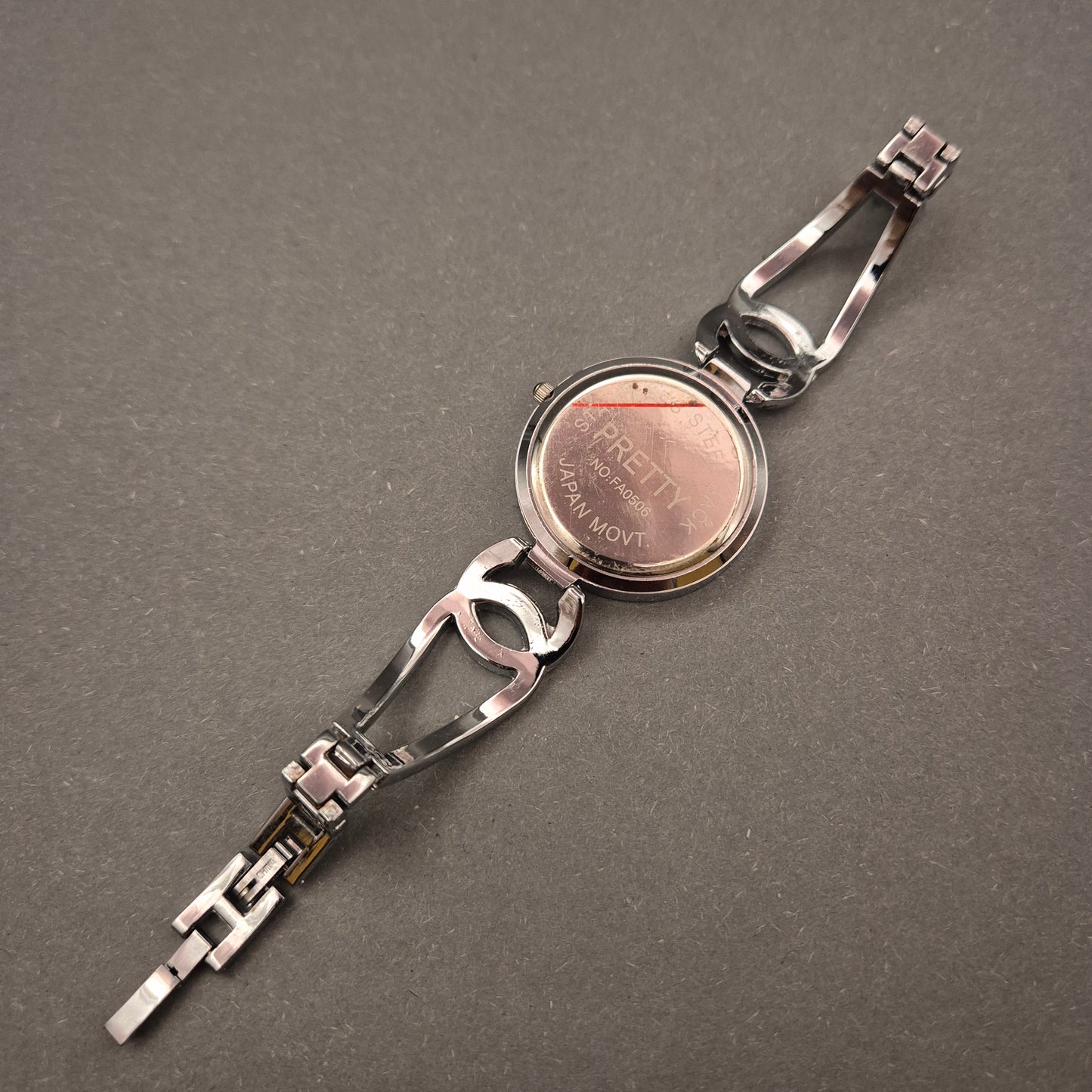 Glamouröse PRETTY Damen Uhr – Schwarzes Zifferblatt & Steinarmband