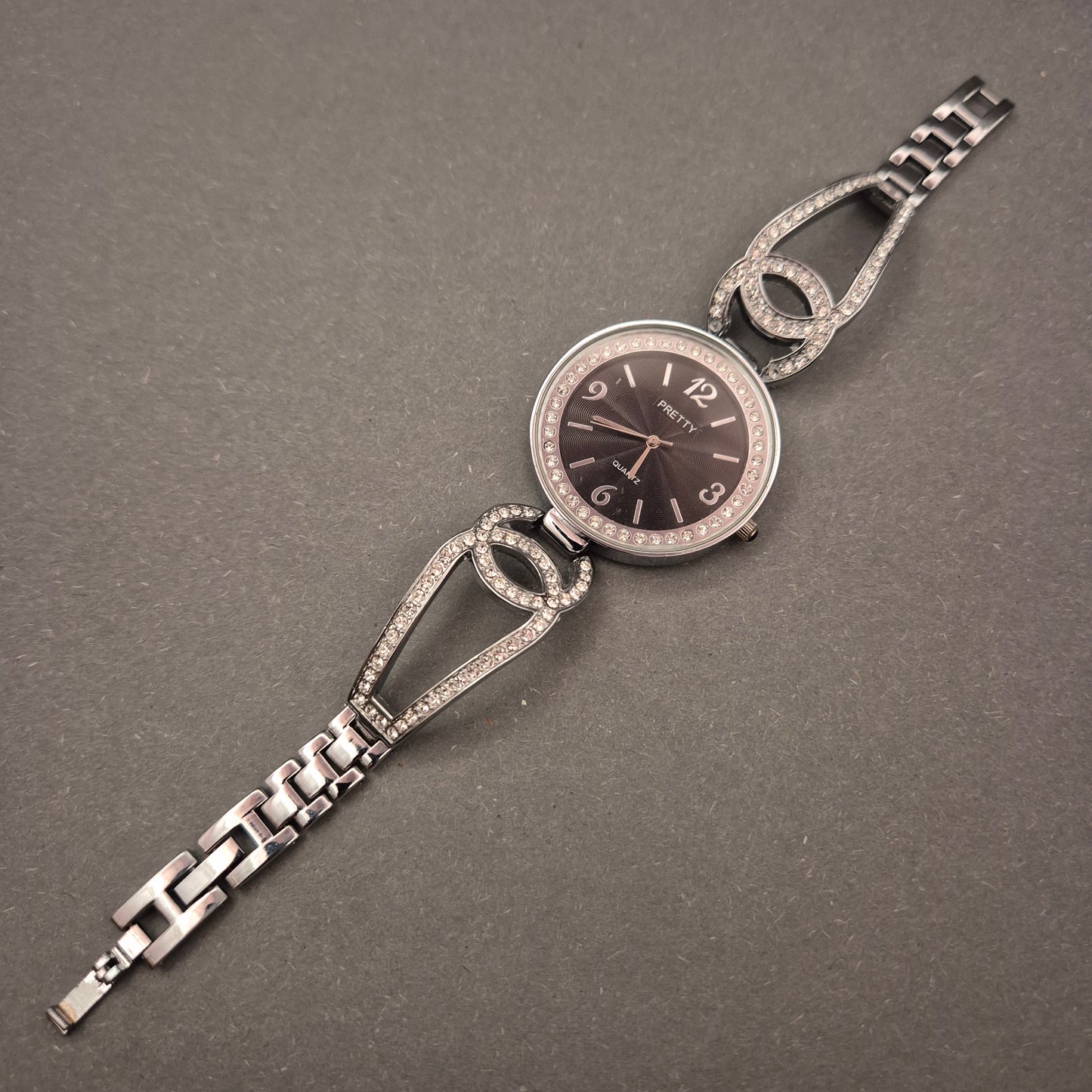 Glamouröse PRETTY Damen Uhr – Schwarzes Zifferblatt & Steinarmband
