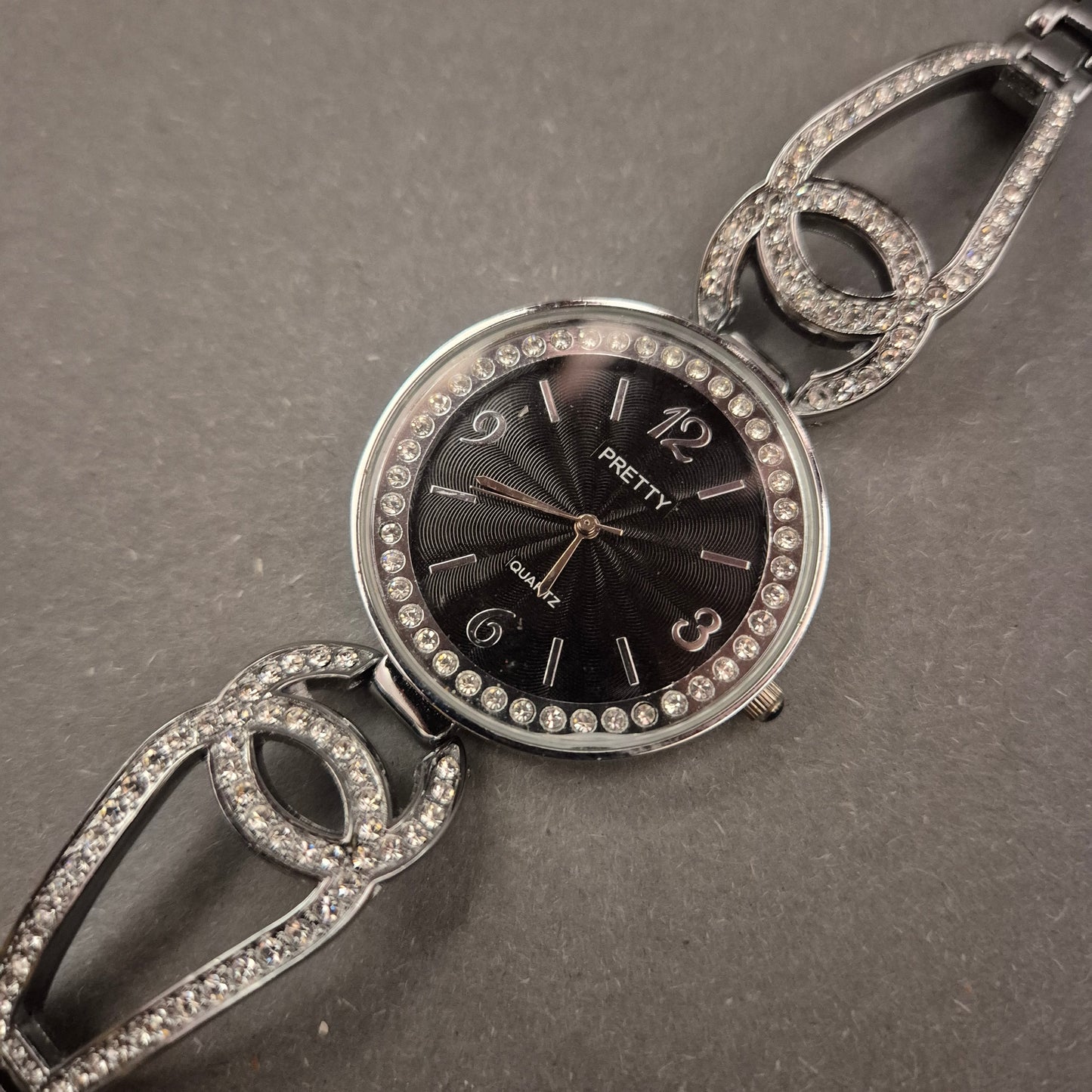 Glamouröse PRETTY Damen Uhr – Schwarzes Zifferblatt & Steinarmband