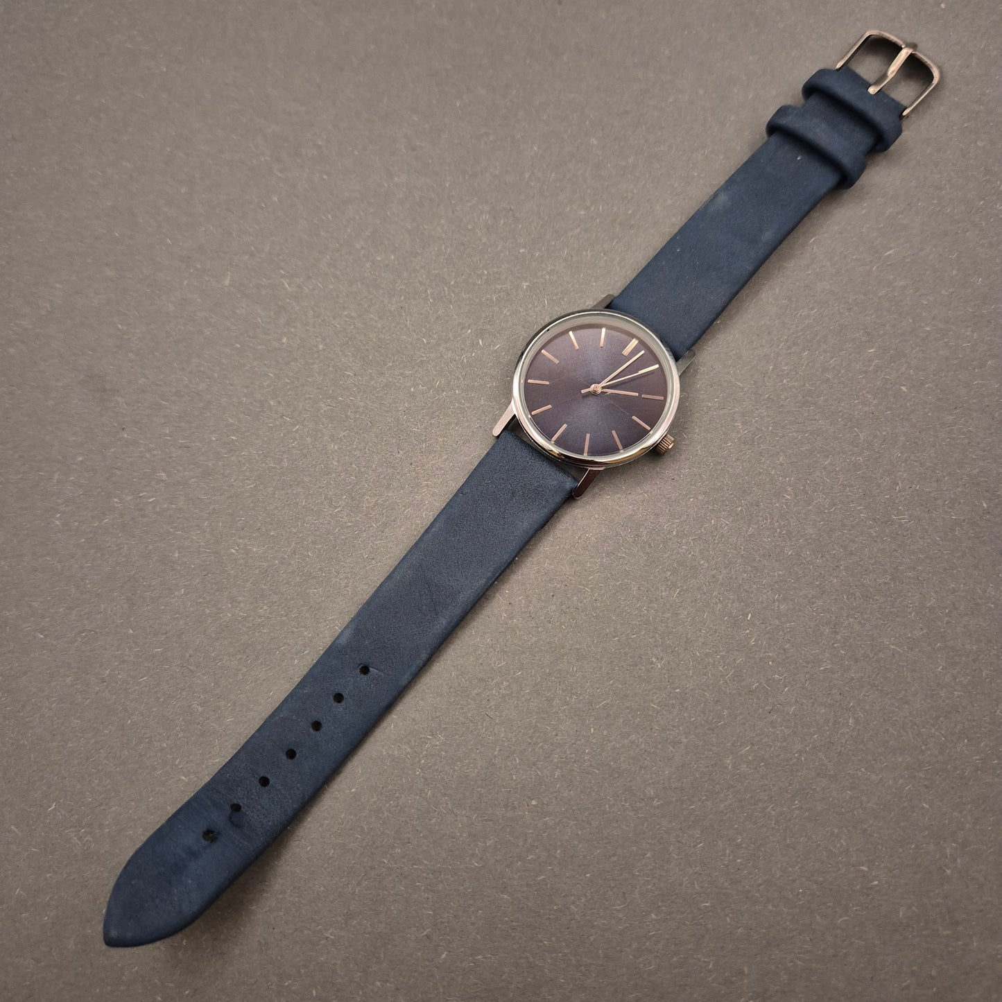 Minimalistische Damen Uhr – Dunkelblau mit Strich-Indexen