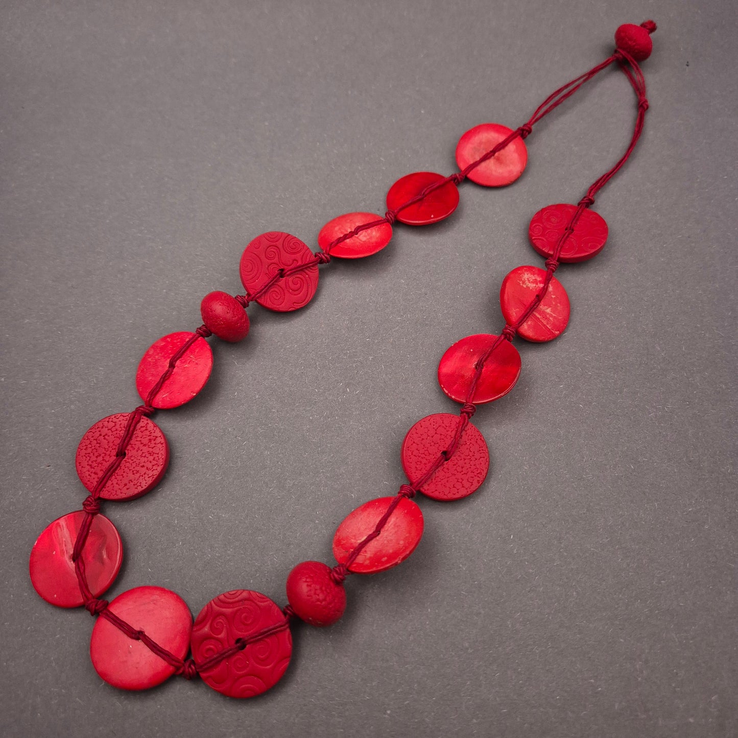 Boho Statement Kette – Große rote Holzscheiben mit Schnitzerei