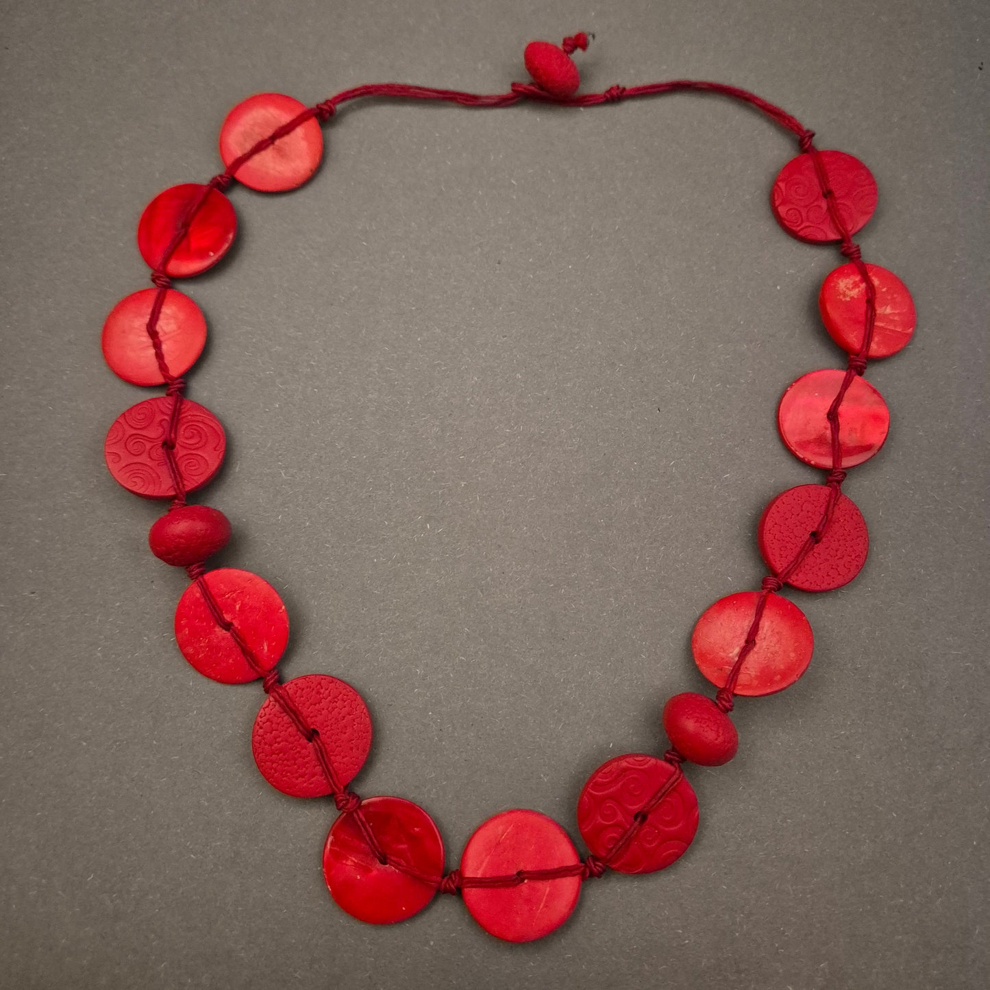 Boho Statement Kette – Große rote Holzscheiben mit Schnitzerei