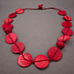 Boho Statement Kette – Große rote Holzscheiben mit Schnitzerei