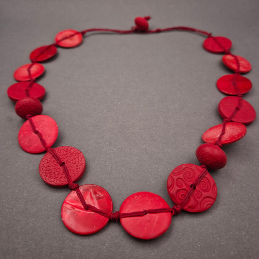 Boho Statement Kette – Große rote Holzscheiben mit Schnitzerei