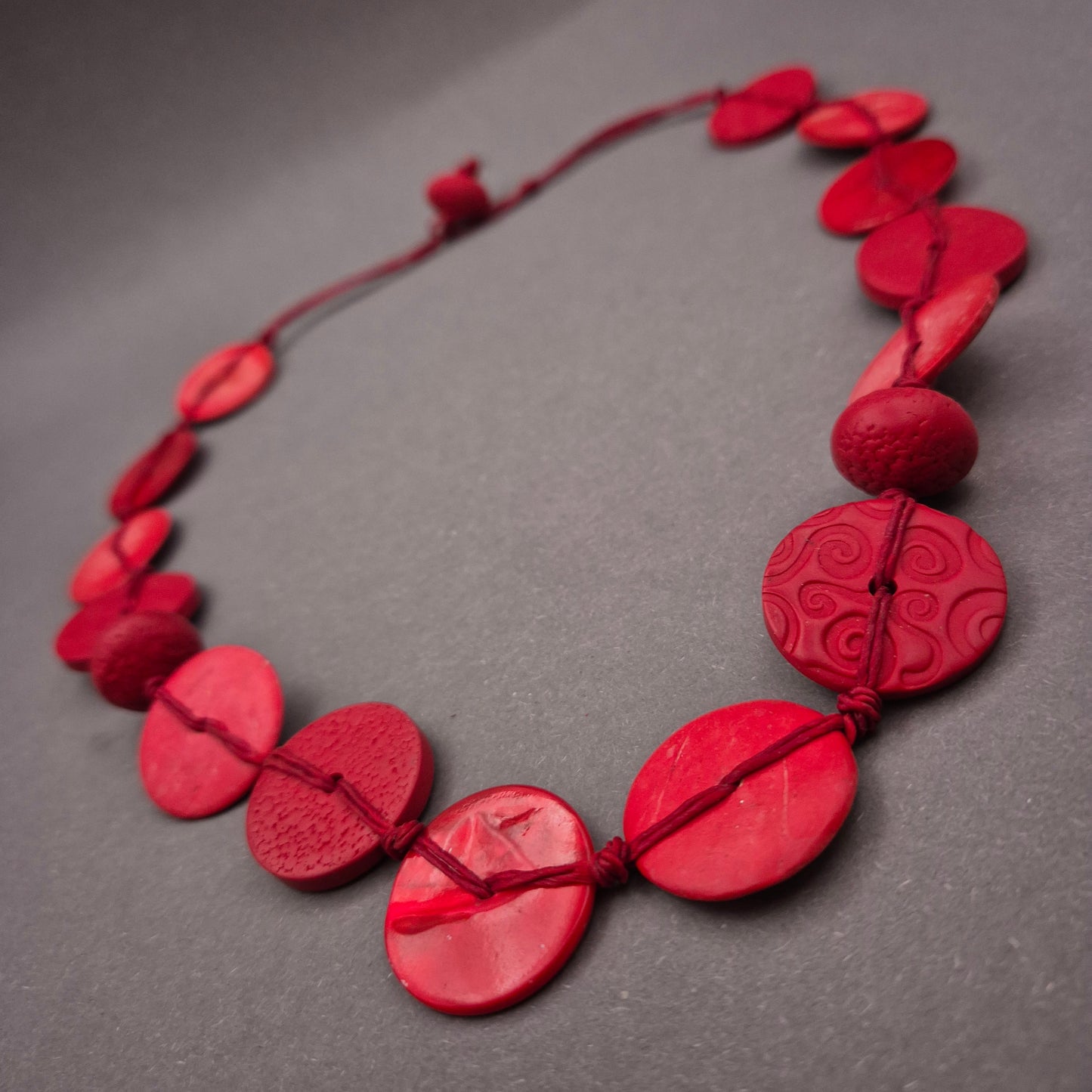 Boho Statement Kette – Große rote Holzscheiben mit Schnitzerei