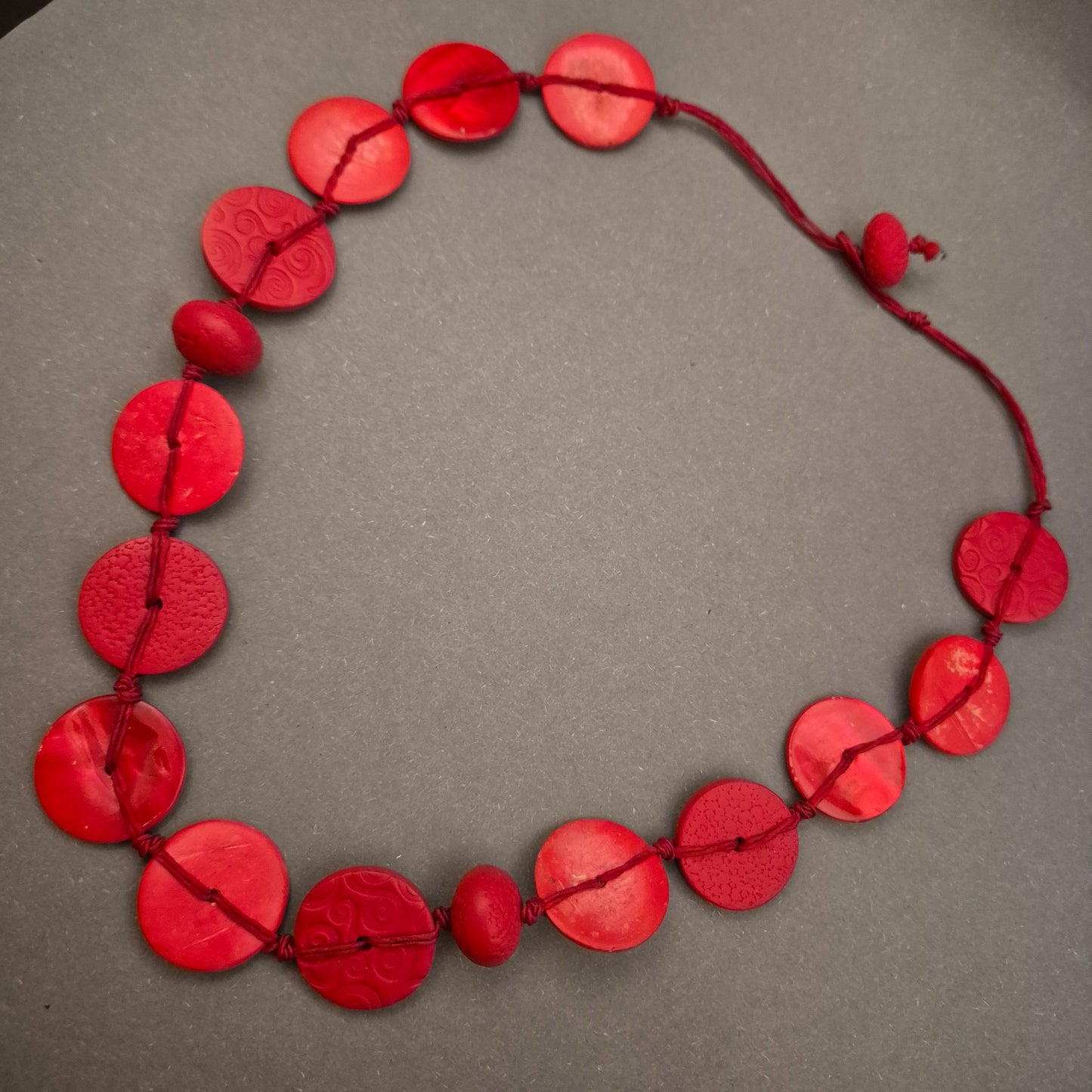 Boho Statement Kette – Große rote Holzscheiben mit Schnitzerei