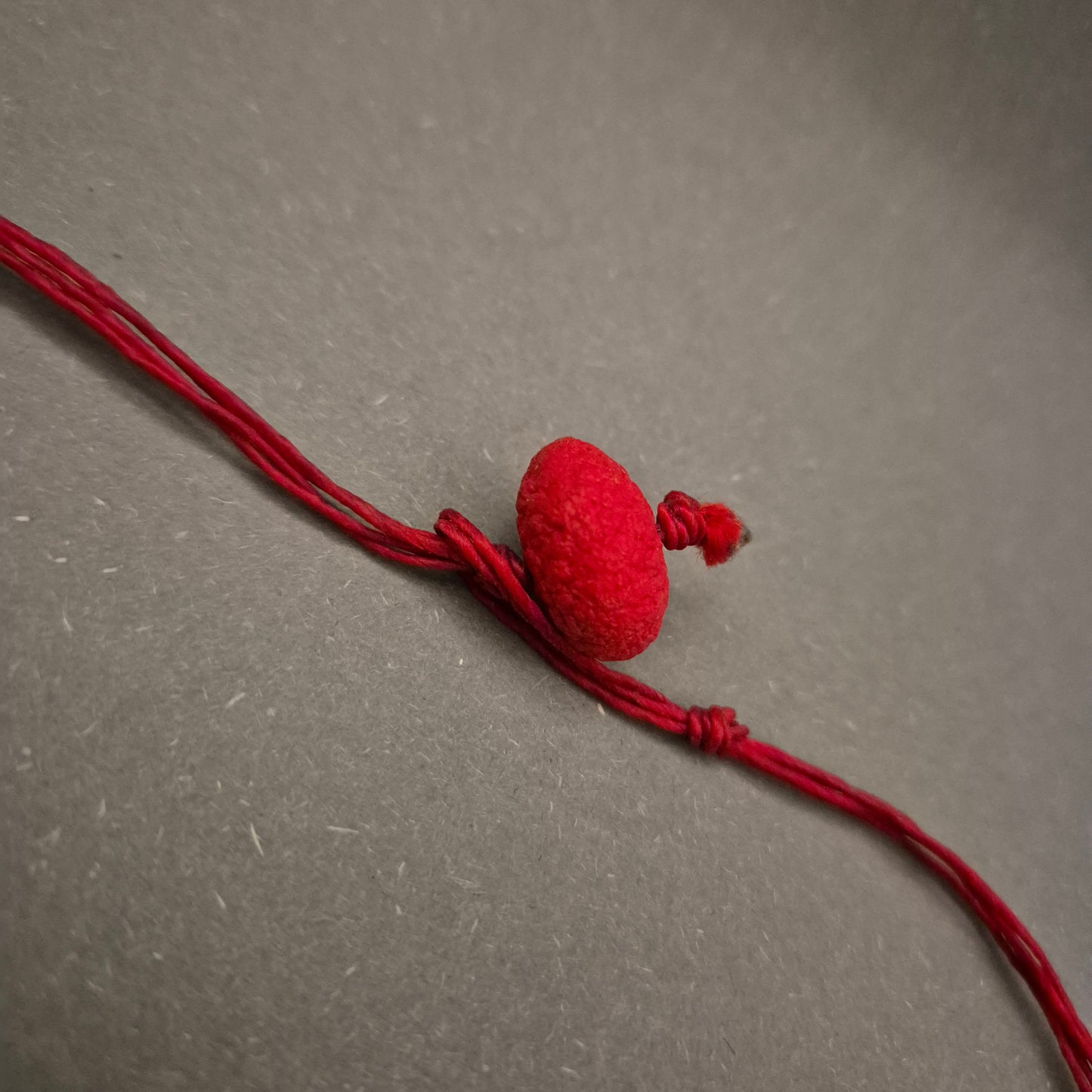 Boho Statement Kette – Große rote Holzscheiben mit Schnitzerei