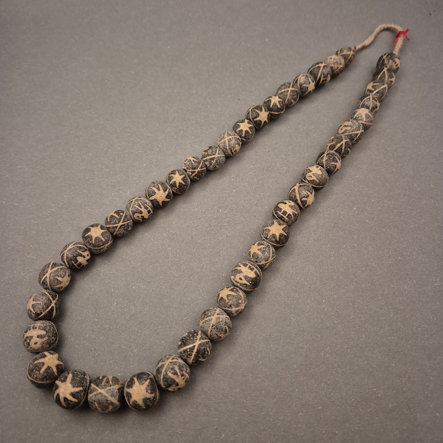 Ethno Tribal Halskette – Dunkle Perlen mit eingeritztem Muster