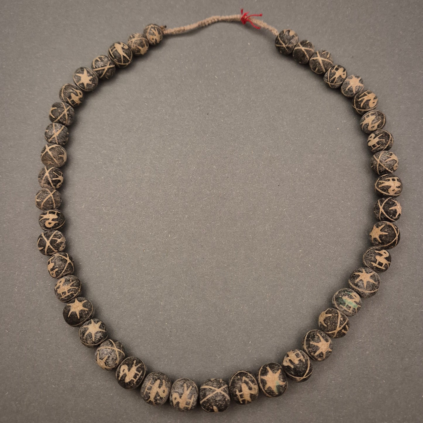 Ethno Tribal Halskette – Dunkle Perlen mit eingeritztem Muster