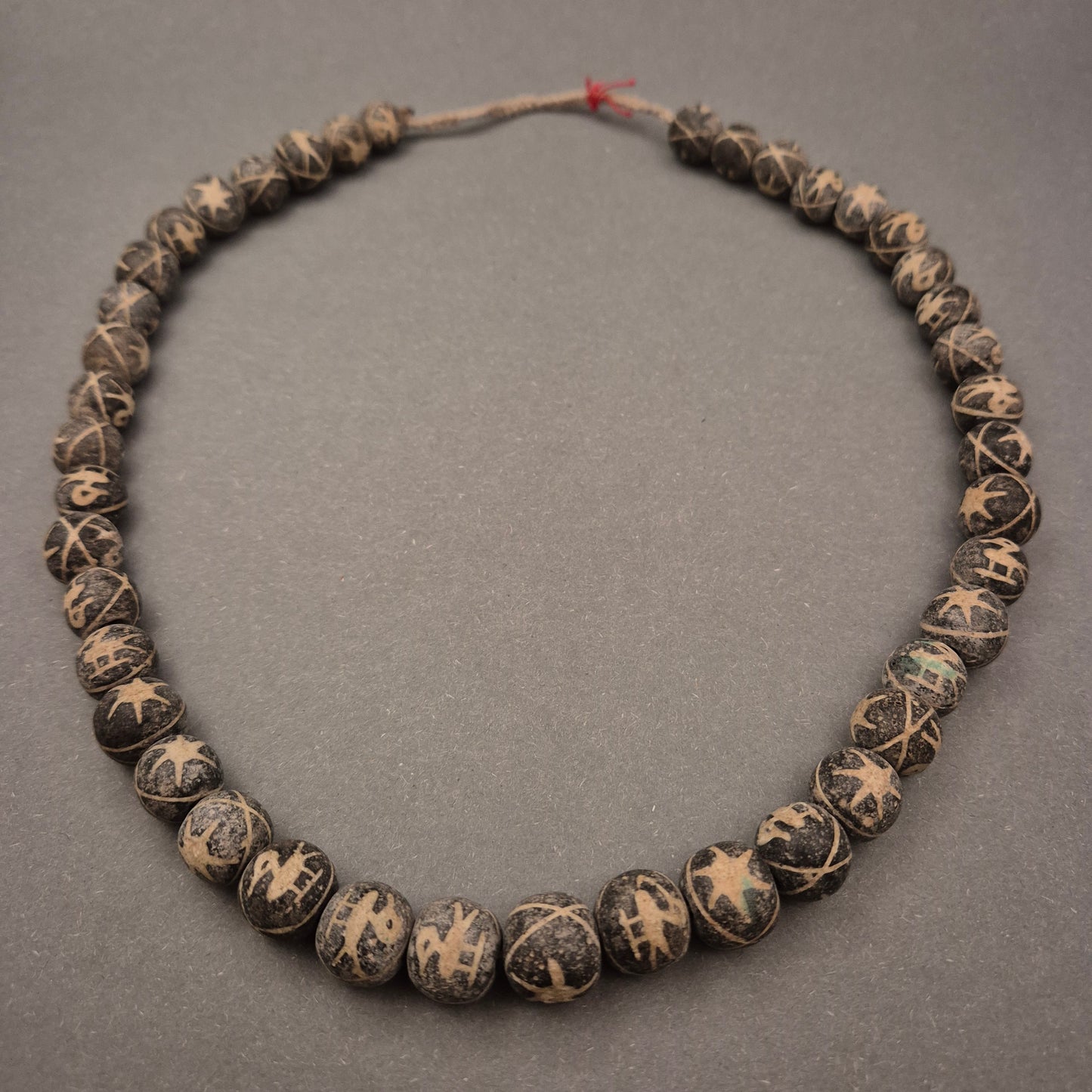 Ethno Tribal Halskette – Dunkle Perlen mit eingeritztem Muster