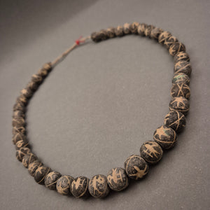 Ethno Tribal Halskette – Dunkle Perlen mit eingeritztem Muster