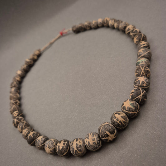 Ethno Tribal Halskette – Dunkle Perlen mit eingeritztem Muster