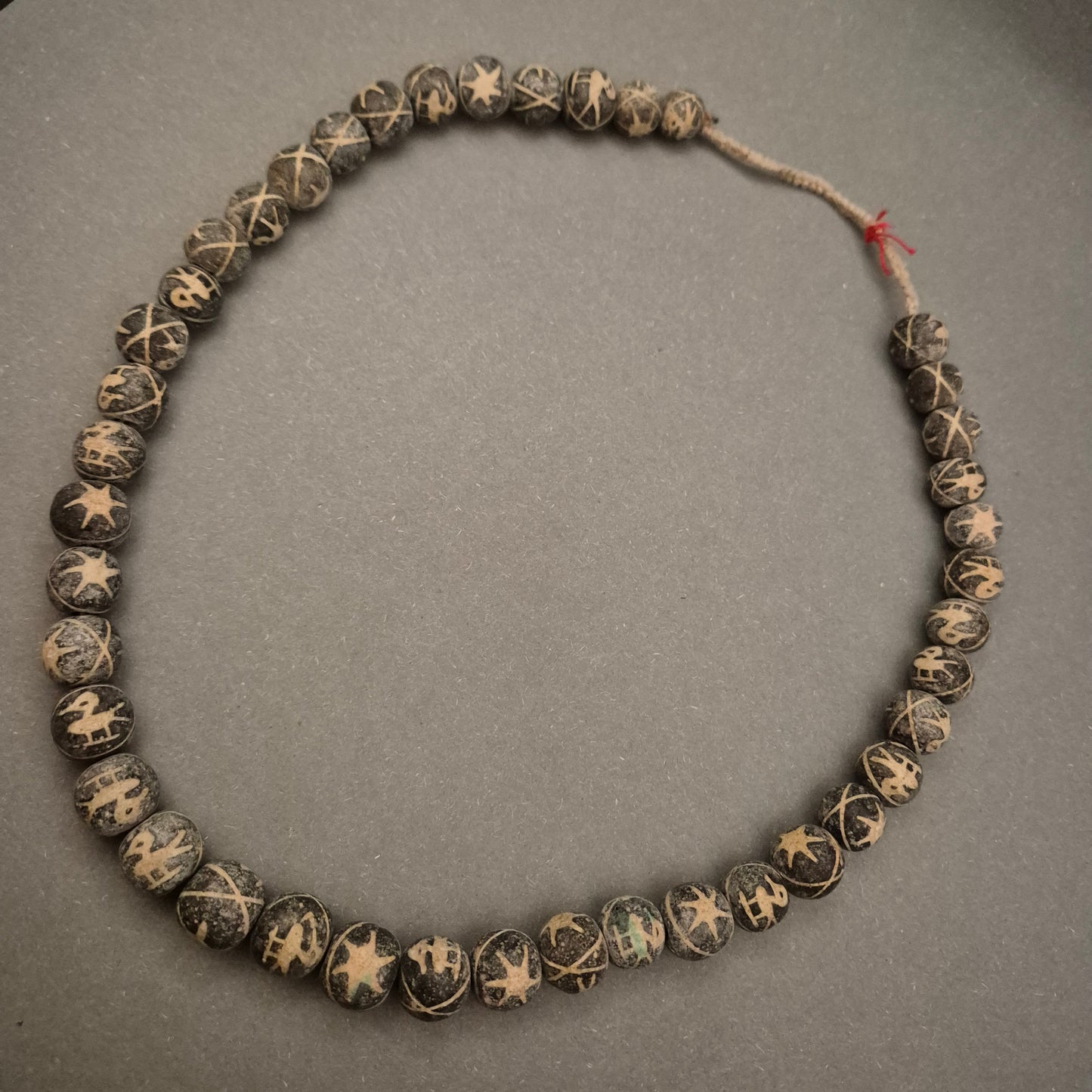 Ethno Tribal Halskette – Dunkle Perlen mit eingeritztem Muster