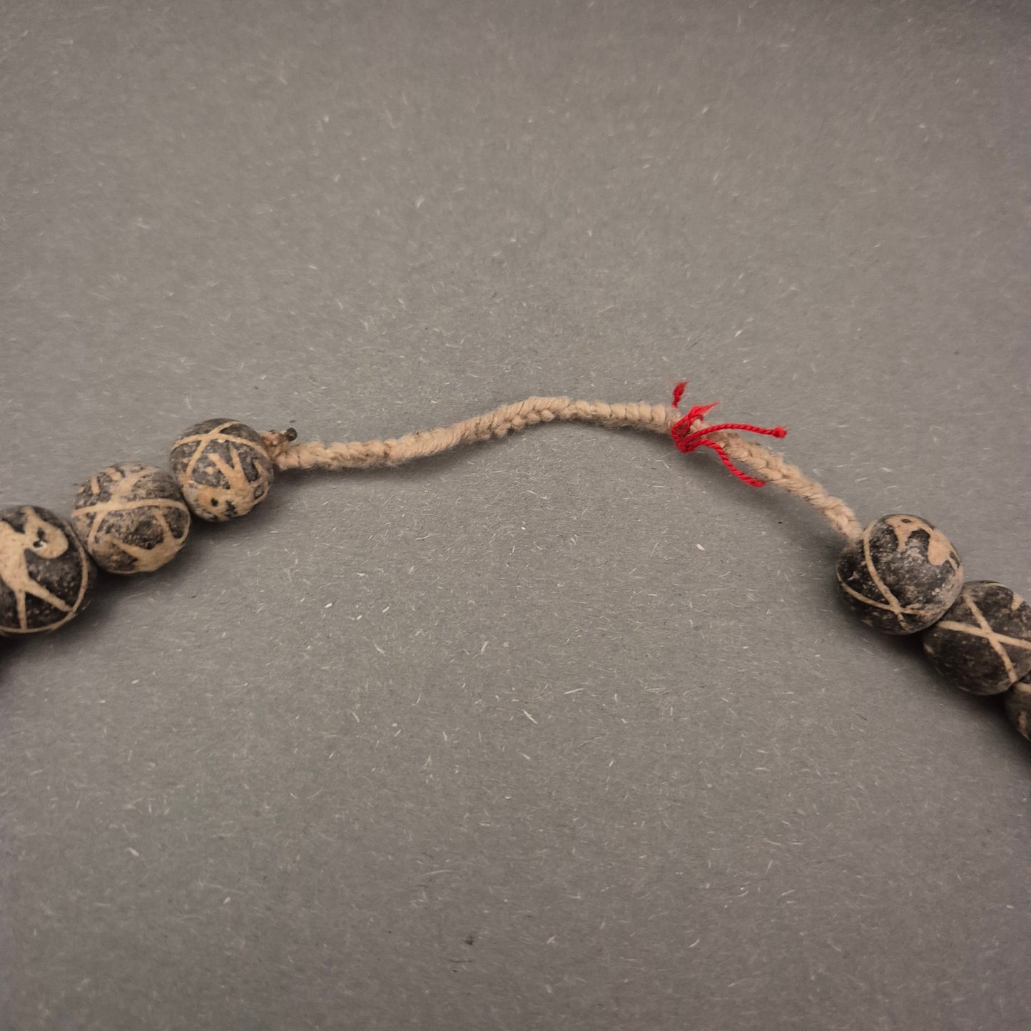 Ethno Tribal Halskette – Dunkle Perlen mit eingeritztem Muster