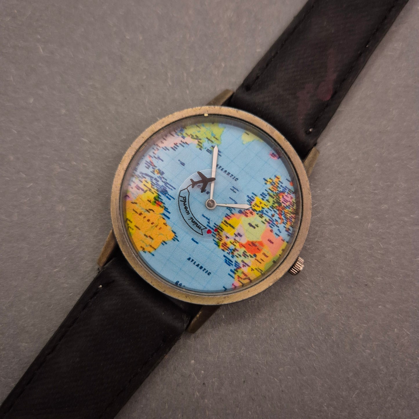 Einzigartige Weltkarten Uhr – Travel-Statement mit Flugzeug-Zeiger