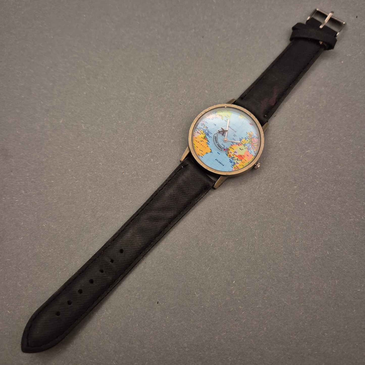 Einzigartige Weltkarten Uhr – Travel-Statement mit Flugzeug-Zeiger