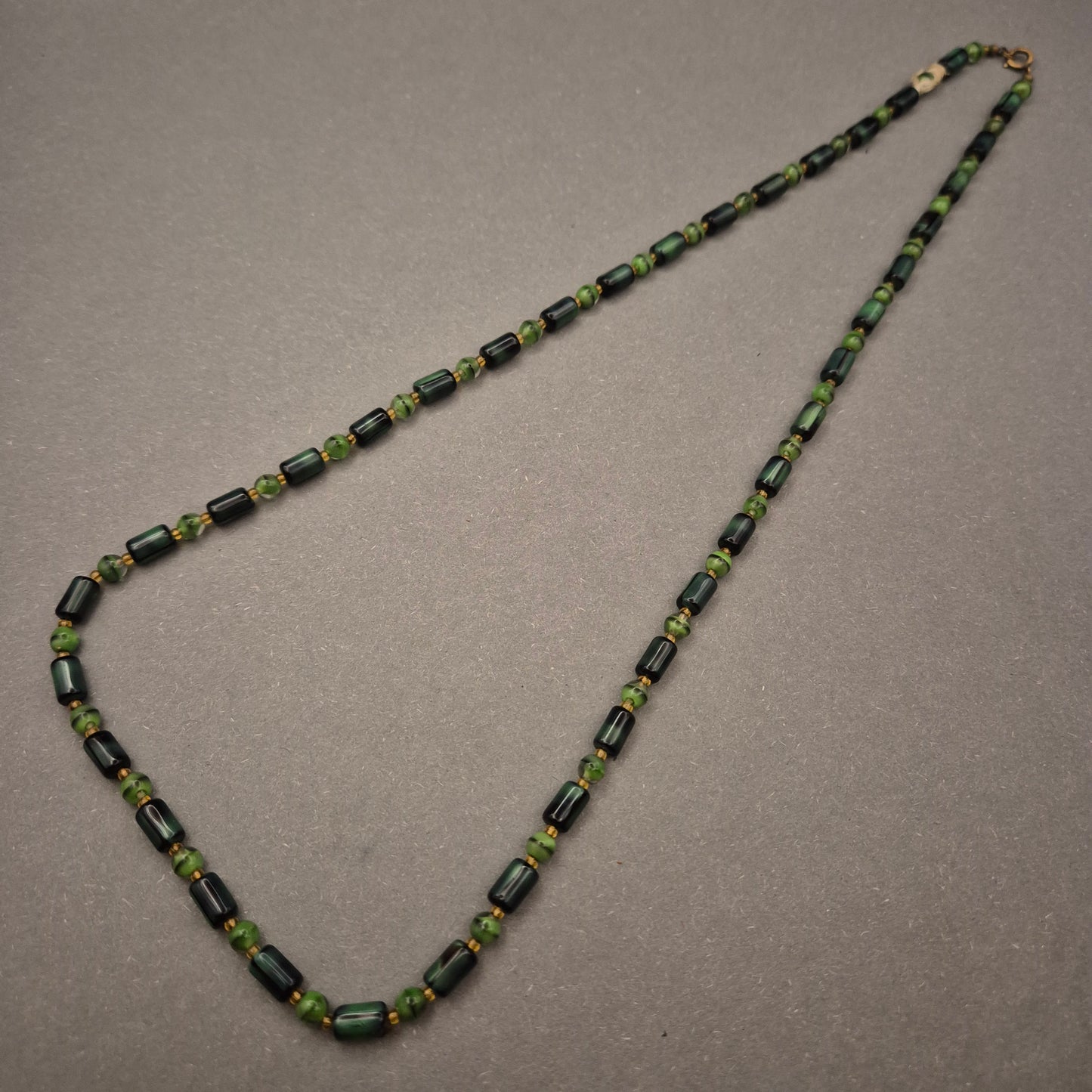 Filigrane Perlenkette in Waldgrün und Schwarz – Dezenter Akzent