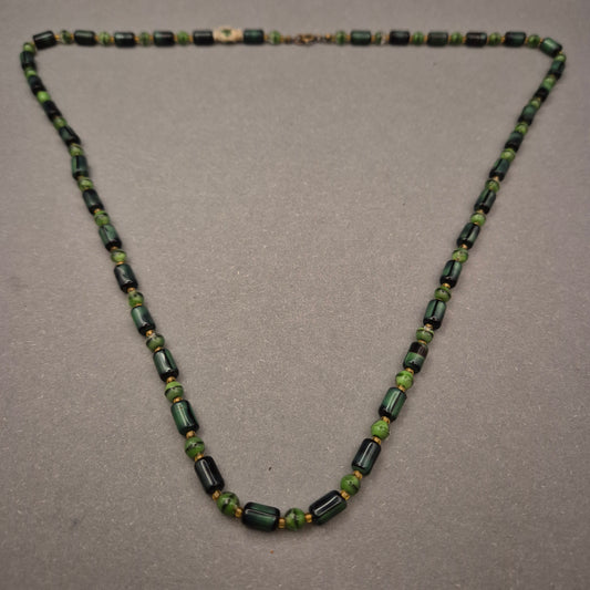 Filigrane Perlenkette in Waldgrün und Schwarz – Dezenter Akzent