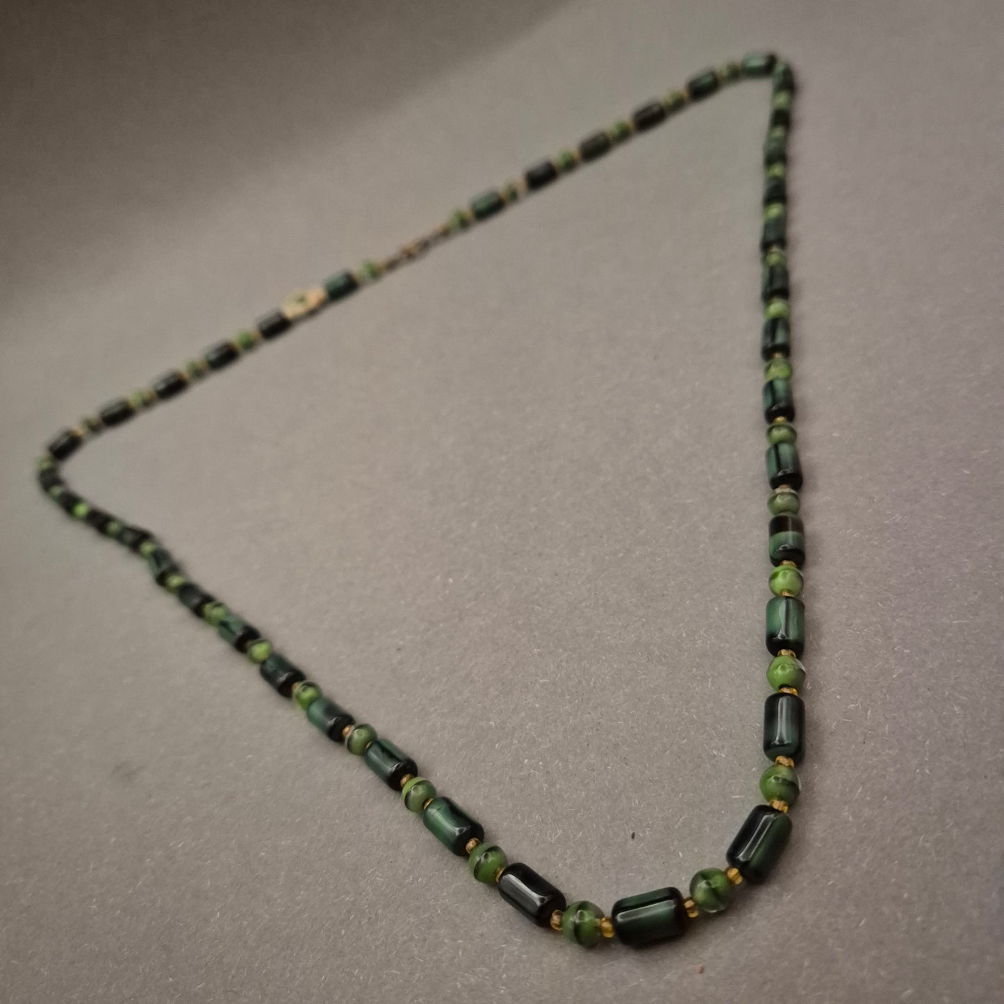 Filigrane Perlenkette in Waldgrün und Schwarz – Dezenter Akzent