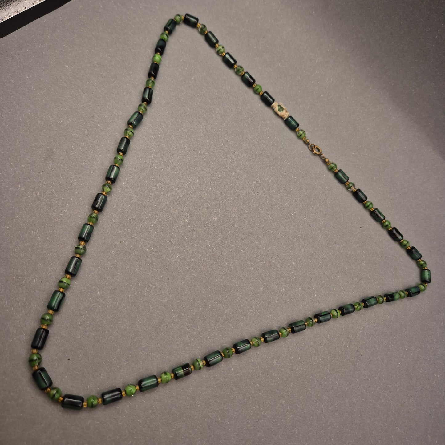 Filigrane Perlenkette in Waldgrün und Schwarz – Dezenter Akzent