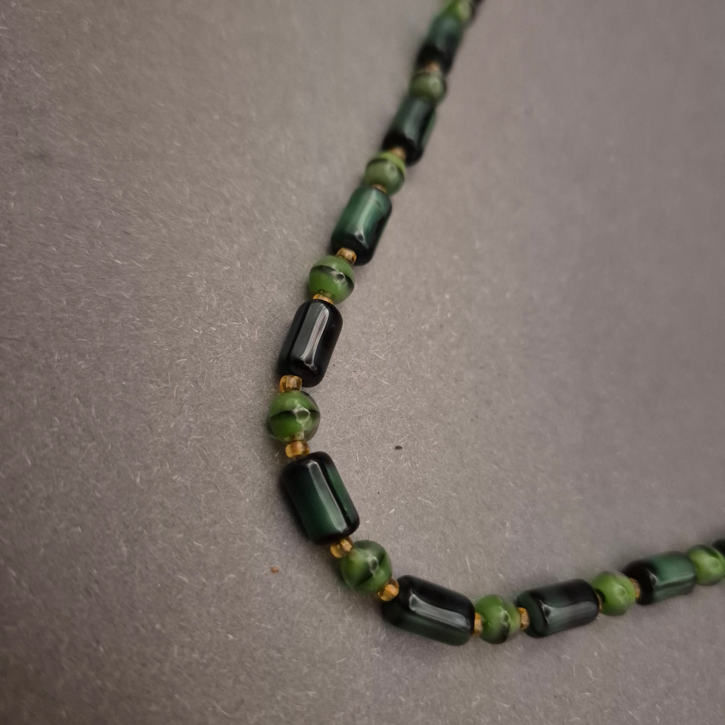 Filigrane Perlenkette in Waldgrün und Schwarz – Dezenter Akzent