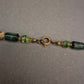 Filigrane Perlenkette in Waldgrün und Schwarz – Dezenter Akzent