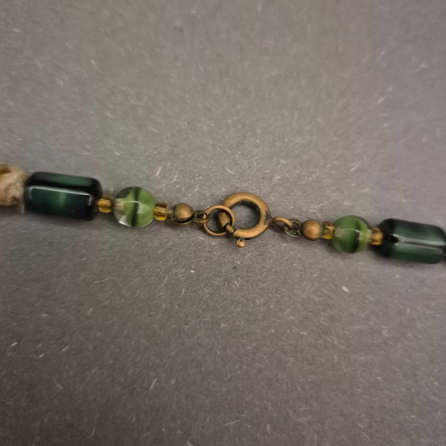 Filigrane Perlenkette in Waldgrün und Schwarz – Dezenter Akzent