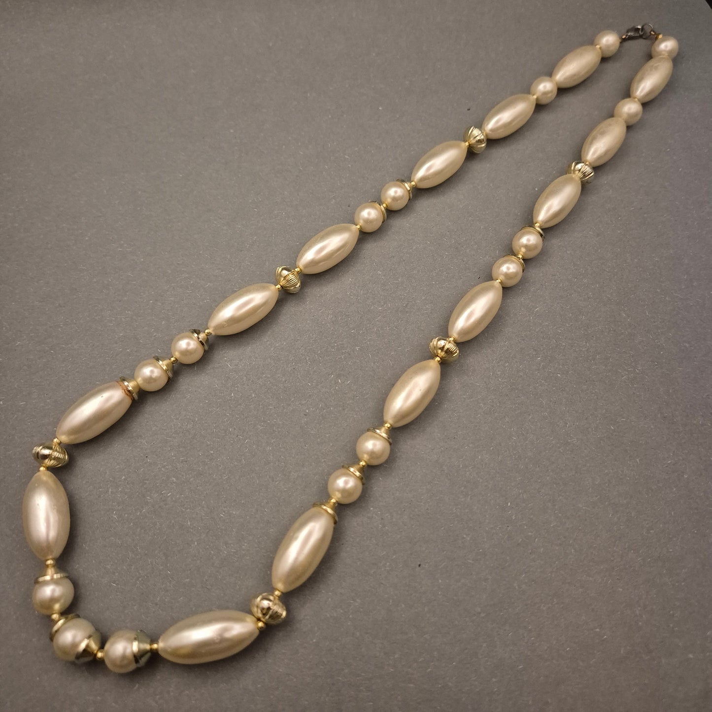 Elegante Perlenkette – Creme-weiße Ovalperlen mit Gold-Akzenten