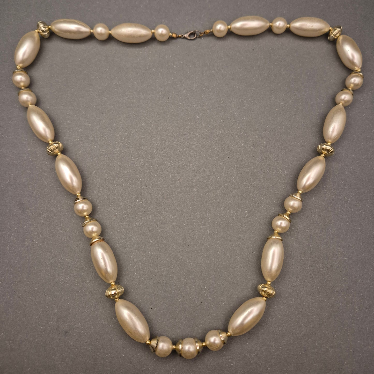 Elegante Perlenkette – Creme-weiße Ovalperlen mit Gold-Akzenten