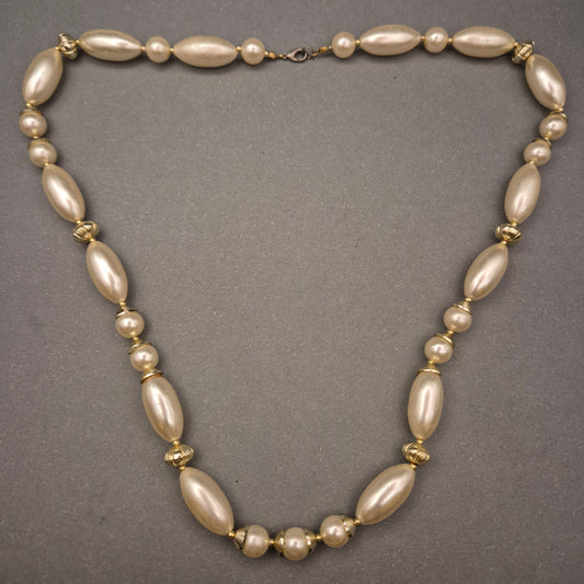 Elegante Perlenkette – Creme-weiße Ovalperlen mit Gold-Akzenten