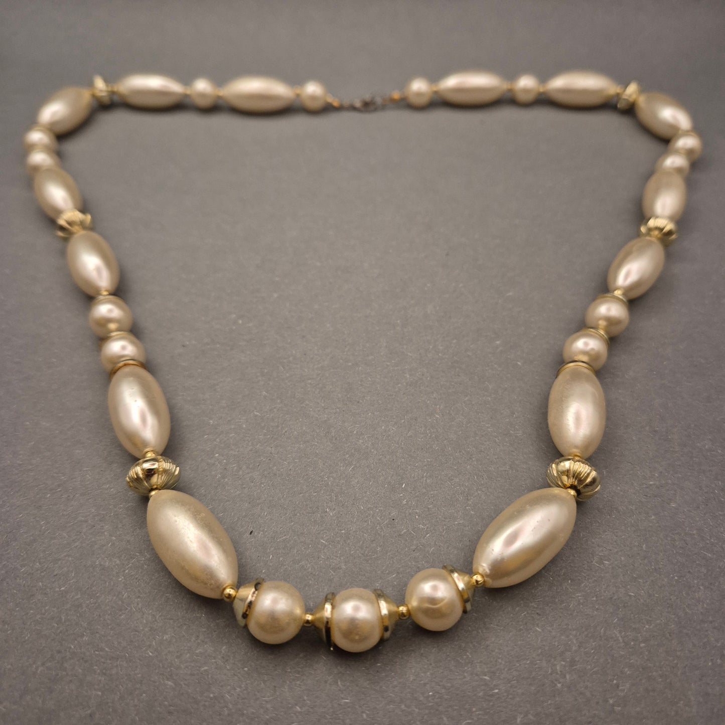 Elegante Perlenkette – Creme-weiße Ovalperlen mit Gold-Akzenten